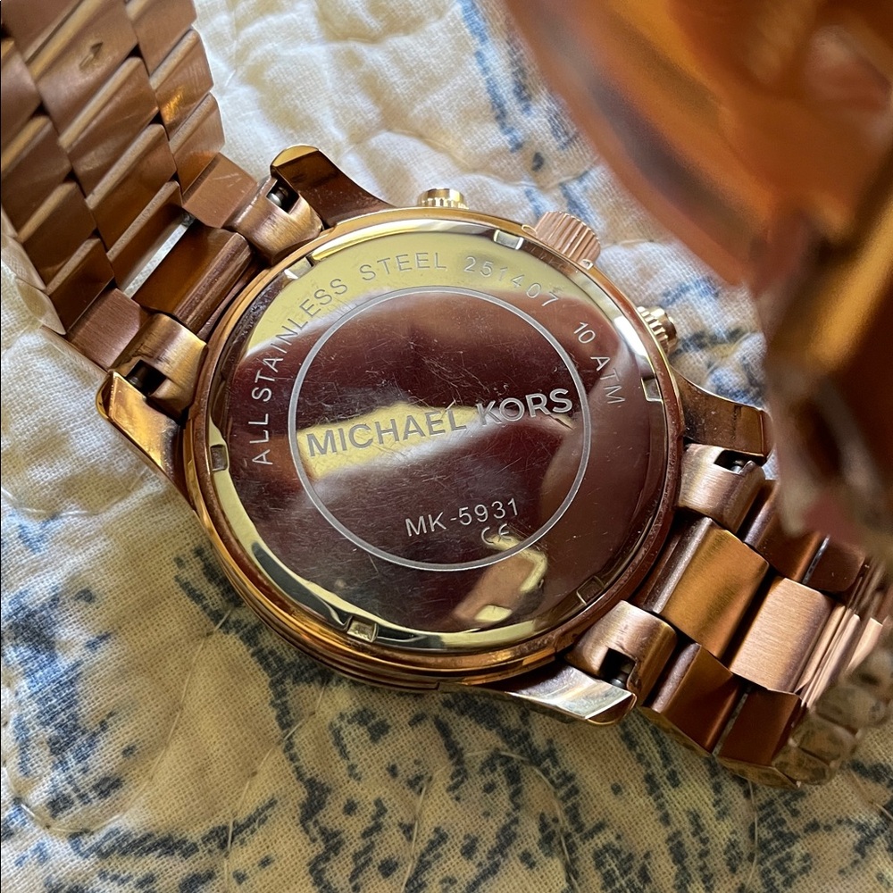 Michael Kors oversized rose gold watch - Picture 3 of 7